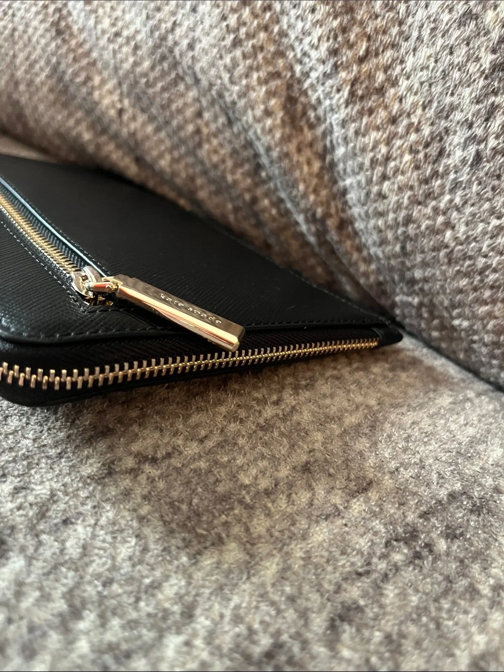 Kate Spade sleek textured black Staci Medium L-Zip Wristlet Excellent